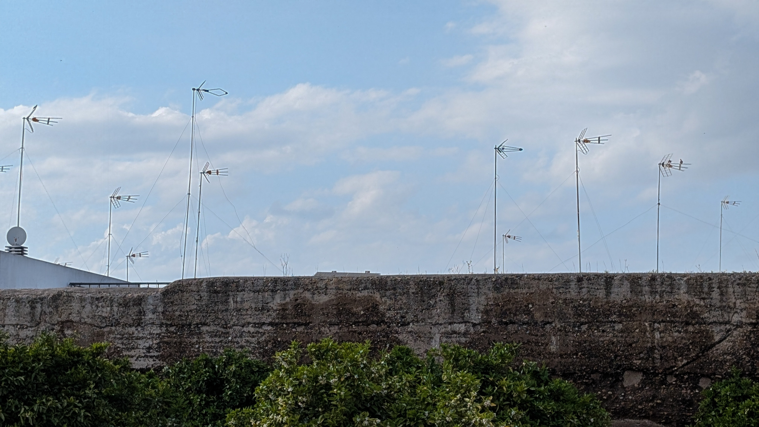 Fernsehantennen auf der alten Stadtmauer